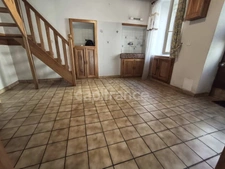 VILLESPASSANS (34) -Un petit prix, un beau potentiel et des charges maîtrisées ! Cette maison de village de 58 m², climatisée, avec 2 chambres et une taxe foncière de seulement 280 €, est idéale pour 