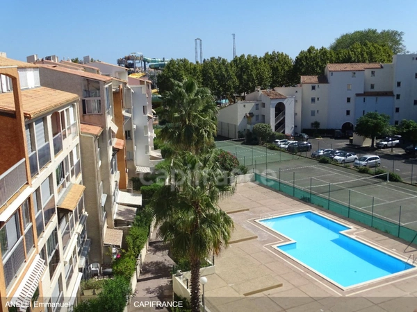 CAP D'AGDE - À 100 m de la plage, Capifrance vous propose bien plus qu’un appartement : un privilège. 43 m² (34 m² habitables + terrasse 9 m²) Un appartement clé en main, parfaitement optimisé :