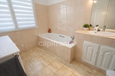 Piscine, 4 chambres, 136 m², jardin, garage et DPE B : une villa prête à vivre qui mérite une visite.