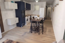 ☀️ **Le Cap d’Agde comme on l’aime !** 🌊 Un appartement entièrement rénové, climatisé, avec piscine et parking, à proximité de la mer. 🌴