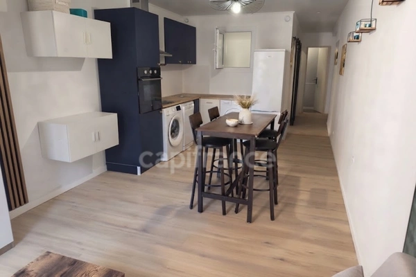 ☀️ **Le Cap d’Agde comme on l’aime !** 🌊 Un appartement entièrement rénové, climatisé, avec piscine et parking, à proximité de la mer. 🌴