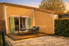 “Béziers – Duplex 2 chambres avec jardin privatif, terrasse 12 m² et accès 2 piscines dans résidence calme et sécurisée”