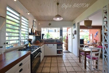 Les Trois-Îlets (972) – Villa avec vue mer imprenable – Piscine à débordement – Beaux volumes – Terrain de 891 m²