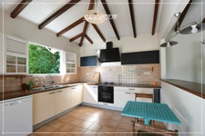 Les Trois-Îlets (972)  SOUS COMPROMIS  Maison T4 -186 m² au sol avec grande terrasse, piscine et appartement T2 indépendant à vendre