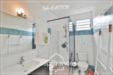 Les Trois-Îlets – SOUS OFFRE ACHAT -Plage à pied - T3 de plain-pied - piscine – 83m2 au sol – Terrain 237m2 (972) - A vendre