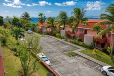 À VENDRE – LES TROIS-ÎLETS MARTINIQUE – APPARTEMENT T3 DUPLEX ENTIÈREMENT RÉNOVÉ – VUE MER – PROCHE PLAGES