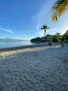 Les Trois-Îlets – SOUS OFFRE ACHAT -Plage à pied - T3 de plain-pied - piscine – 83m2 au sol – Terrain 237m2 (972) - A vendre