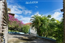 Les Trois-Îlets (972)  SOUS COMPROMIS  Maison T4 -186 m² au sol avec grande terrasse, piscine et appartement T2 indépendant à vendre