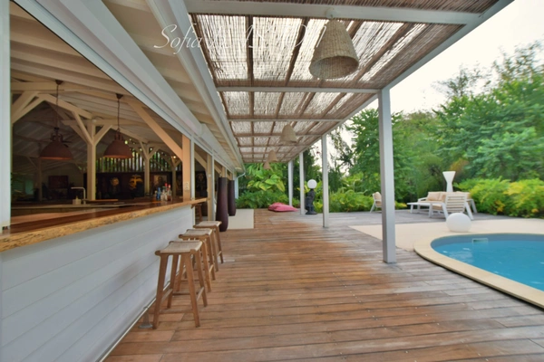 Superbe villa de 345 m² habitables avec piscine et annexes - terrain plat de 2 207 m², à vendre 5/6 pièces LE DIAMANT (972)