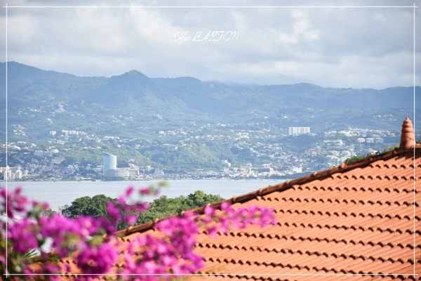 Les Trois-Îlets (972)  SOUS COMPROMIS  Maison T4 -186 m² au sol avec grande terrasse, piscine et appartement T2 indépendant à vendre