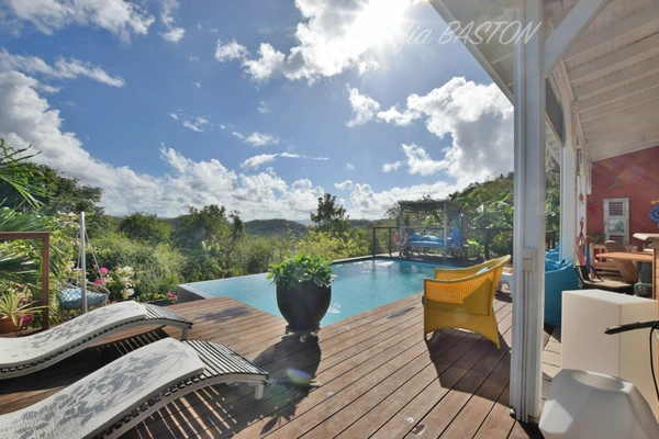 Les Trois-Îlets (972) – Villa avec vue mer imprenable – Piscine à débordement – Beaux volumes – Terrain de 891 m²