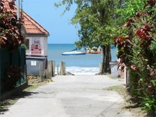 Les Trois-Îlets – SOUS OFFRE ACHAT -Plage à pied - T3 de plain-pied - piscine – 83m2 au sol – Terrain 237m2 (972) - A vendre