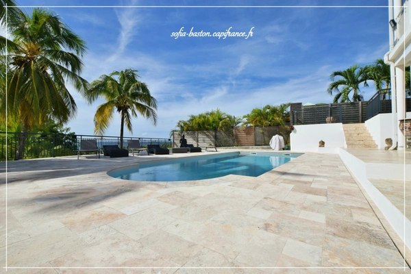 Les Trois-Îlets – SOUS COMPROMIS -Villa prestige T5 de 146 m² habitables (219 m² au total) avec piscine, solarium et vue mer imprenable- A Vendre 972