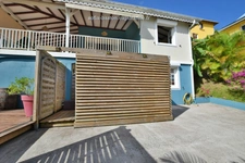 Les Trois-Îlets (972)  SOUS COMPROMIS  Maison T4 -186 m² au sol avec grande terrasse, piscine et appartement T2 indépendant à vendre