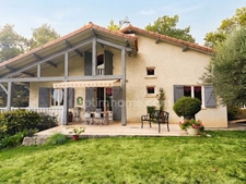 Une belle maison de campagne de 164 m² avec airial de chênes et piscine 🏡✨