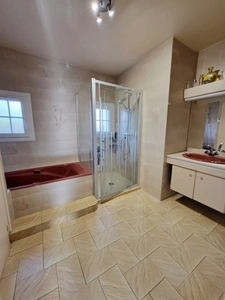 Maison néo-bretonne de plain-pied à vendre 8 pièces PLOMODIERN (29)