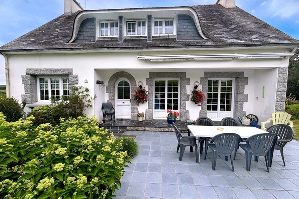 LE JUCH(29) Maison néo-bretonne de 148m² sur un terrain de 1000m², 4 chambres, garage, sous-sol