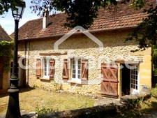 LOCRONAN(29) – Ensemble commercial et habitation en pierre de taille et moellons avec crêperie en activité et chambres d'hôtes