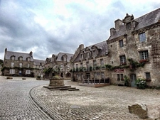 LOCRONAN(29) – Ensemble commercial et habitation en pierre de taille et moellons avec crêperie en activité et chambres d'hôtes