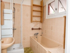 Family house in Bergerac with full basement and great potential