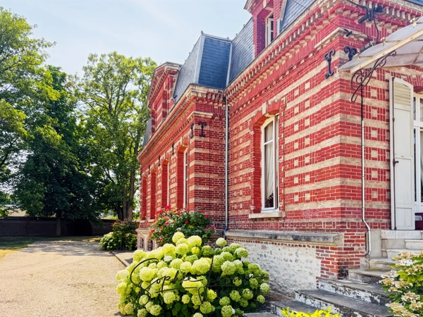 Demeure de caractère à vendre à Bézu-Saint-Éloi – 9 pièces, 5 chambres, parc de près de 6 000 m² avec maison d'amis et espace bien-être
