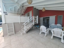 Villa créole élégante avec piscine et jardin tropical à Saint-François