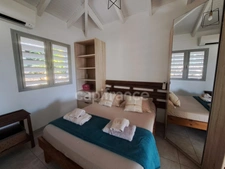 Villa créole élégante avec piscine et jardin tropical à Saint-François