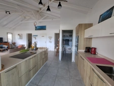 Villa créole élégante avec piscine et jardin tropical à Saint-François
