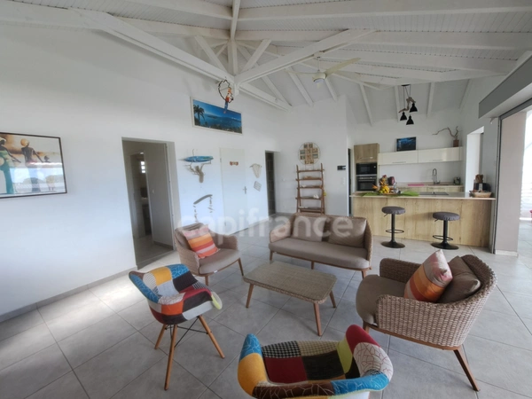 Villa créole élégante avec piscine et jardin tropical à Saint-François