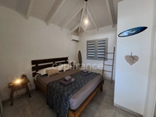 Villa créole élégante avec piscine et jardin tropical à Saint-François