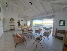 Villa créole élégante avec piscine et jardin tropical à Saint-François