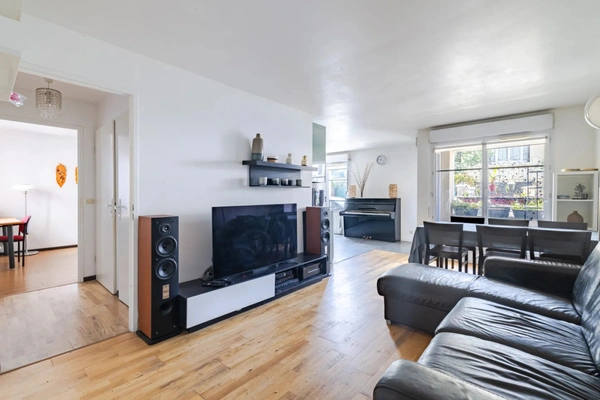 Appartement à vendre 4 pièces avec bureau, loggia et deux places de parking dans une résidence et recherchée