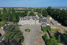 Dpt Ille et Vilaine (35), à vendre CHERRUEIX Propriété de 20 pièces sur 4 hectares.
