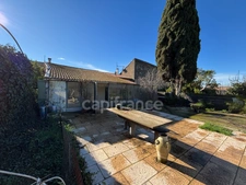 LESPIGNAN - Maison de village avec jardin et grand garage – Fort potentiel !