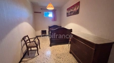LESPIGNAN - Maison de village avec jardin et grand garage – Fort potentiel !
