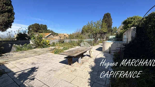 LESPIGNAN - Maison de village avec jardin et grand garage – Fort potentiel !