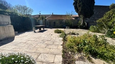 LESPIGNAN - Maison de village avec jardin et grand garage – Fort potentiel !