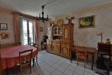 Maison vigneronne avec garage, cour et jardin — Fort potentiel
