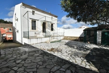 Maison vigneronne avec garage, cour et jardin — Fort potentiel