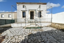 Maison vigneronne avec garage, cour et jardin — Fort potentiel