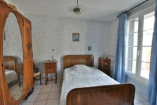 Maison vigneronne avec garage, cour et jardin — Fort potentiel