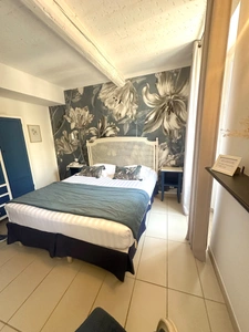 A vendre VAR (83), FDC avec MURS, hotel de charme 3*** climatisé 15 CH, restaurant, 7 mois d'activité CA 221KE