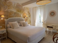 A vendre VAR (83), FDC avec MURS, hotel de charme 3*** climatisé 15 CH, restaurant, 7 mois d'activité CA 220KE