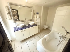 A vendre VAR (83), FDC avec MURS, hotel de charme 3*** climatisé 15 CH, restaurant, 7 mois d'activité CA 221KE