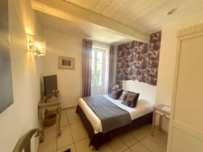 A vendre VAR (83), FDC avec MURS, hotel de charme 3*** climatisé 15 CH, restaurant, 7 mois d'activité CA 221KE