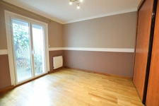 Maison avec jardin en bon état dans quartier résidentiel !