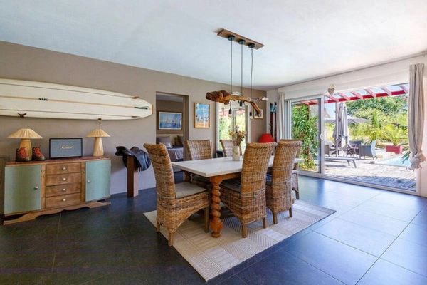 Chaumière contemporaine dans magnifique environnement verdoyant !