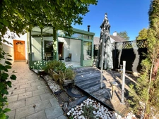 Maison avec jardin en bon état dans quartier résidentiel !