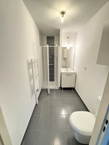 Appartement récent de type 2 avec balcon et parking à Carquefou.