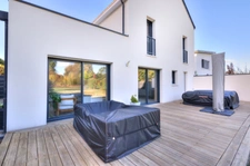 Maison moderne avec grand jardin !